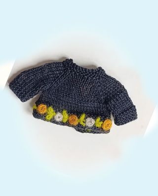 Maglioncino nero con fiori per bambola Blythe