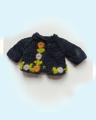 Maglioncino nero con fiori per bambola Blythe