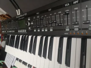 Behringer Deepmind12 + Soporte