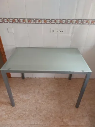 Mesa de cristal y aluminio gris
