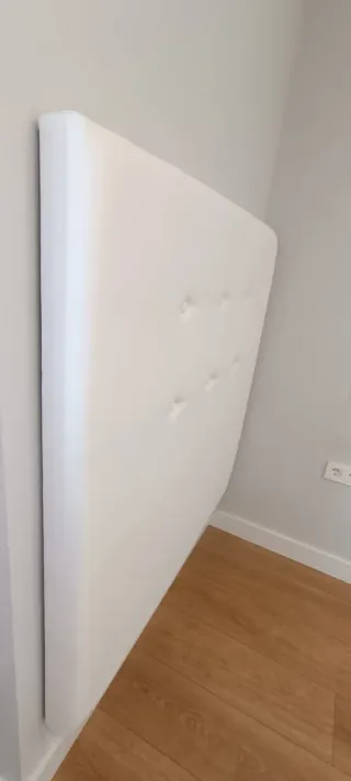 Cabecero polipiel blanco capitoné