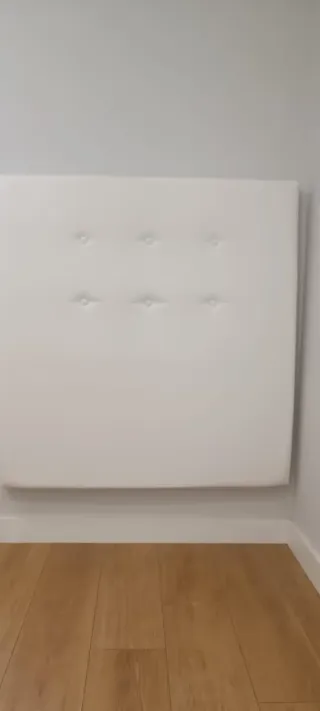 Cabecero polipiel blanco capitoné