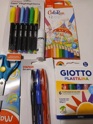 Material escolar variado: marcadores, canetas, etc