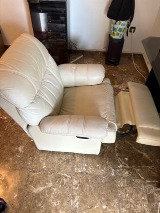 Sillón de masaje de piel beige