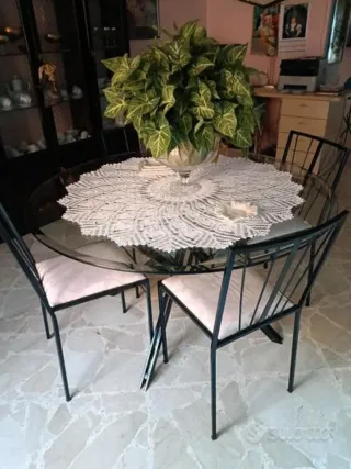 Tavolo cristallo e 4 sedie ferro battuto