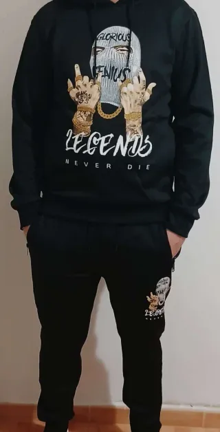 Chándal Negro con Diseño Gráfico