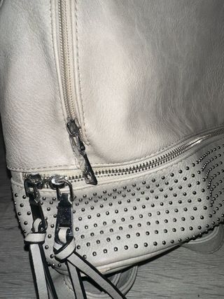 Mochila cinzenta com tachas