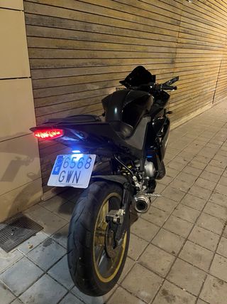 Yamaha YZF 125R Negra y Dorada
