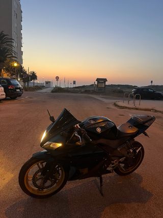 Yamaha YZF 125R Negra y Dorada