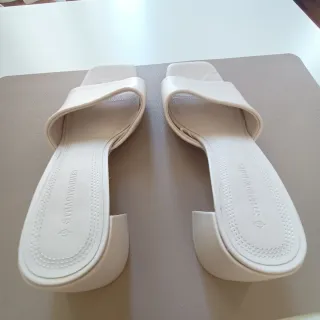 Sandalias Stradivarius blancas