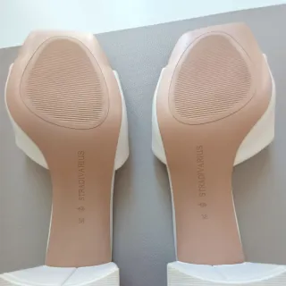Sandalias Stradivarius blancas
