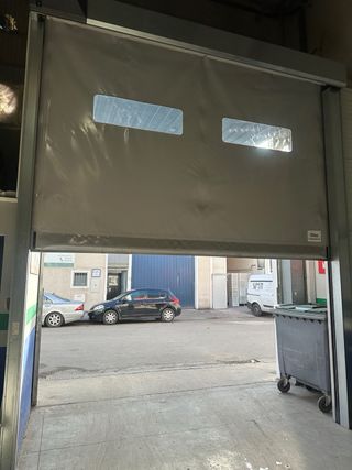 Vendo puerta automática de acceso a nave