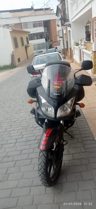 Suzuki DL 650 V Strom Adventure Negra