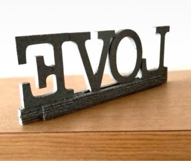 Adorno LOVE in legno effetto granito