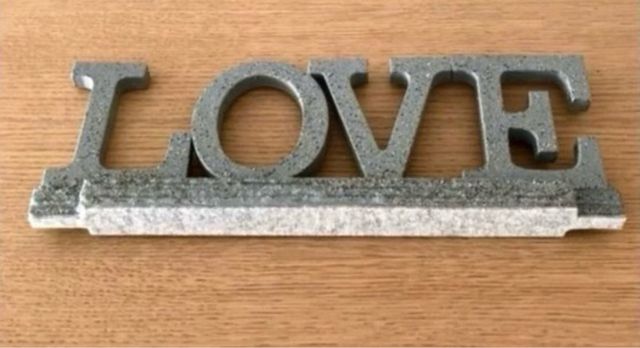 Adorno LOVE in legno effetto granito