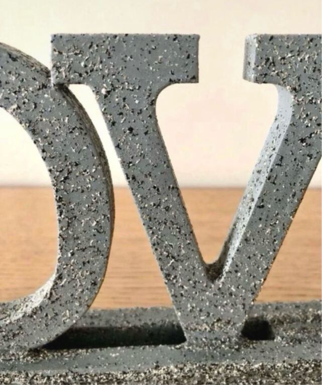 Adorno LOVE in legno effetto granito