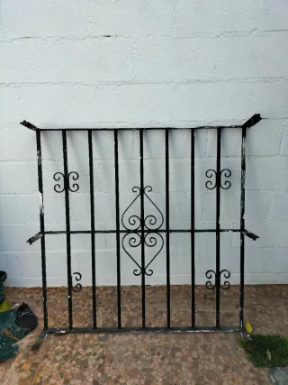Reja de hierro forjado decorada