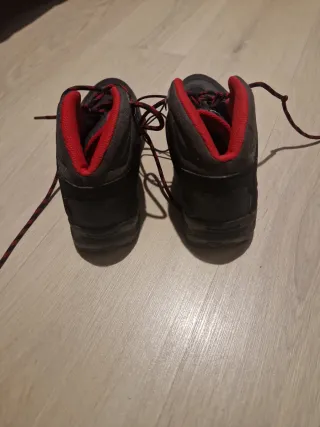 Zapatillas de trekking negras y rojas