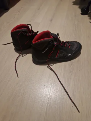 Zapatillas de trekking negras y rojas