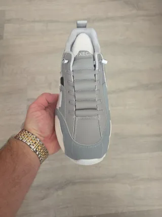 Zapatillas grises y blancas