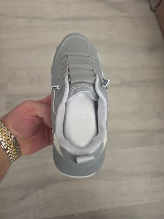 Zapatillas grises y blancas