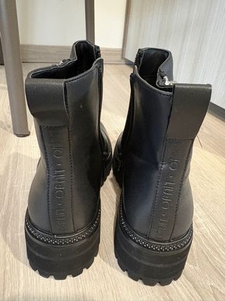 Stivaletti donna suola carrarmato neri