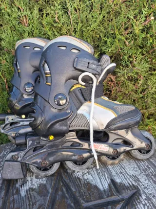 Patines en línea negros y grises