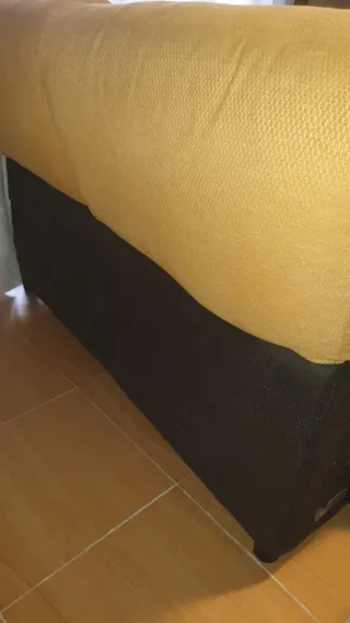 Sofá 4 plazas amarillo y chocolate