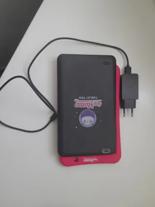 Tablet,con funda rosa.