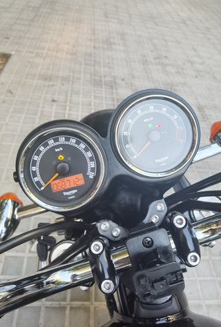 Triumph Bonneville T100 Negra
