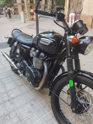Triumph Bonneville T100 Negra