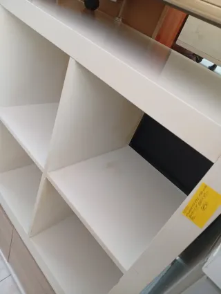 Estantería modular blanca y madera