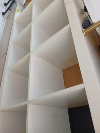 Estantería modular blanca y madera