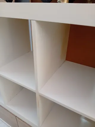 Estantería modular blanca y madera