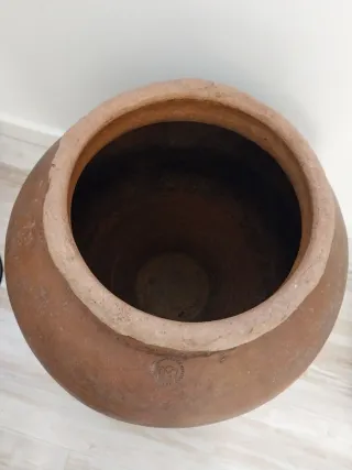 Jarrón antiguo de barro.