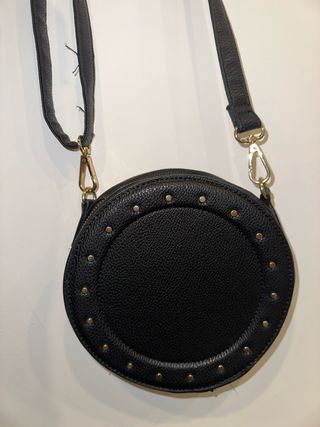 Mala redonda preta com tachas