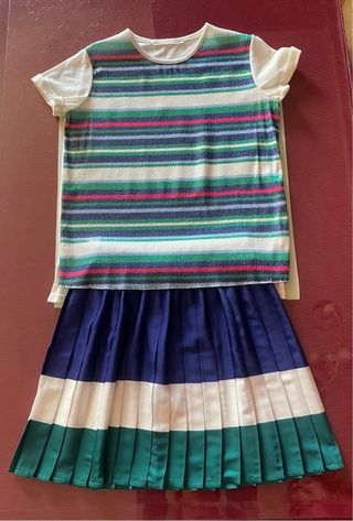 Conjunto camiseta lentejuelas y falda plisada