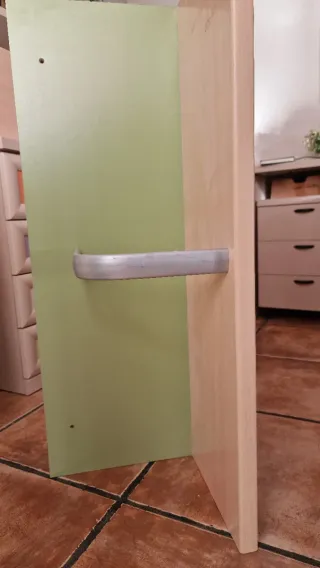 Estantería pared madera y metal, AMARILLO Y VERDE.