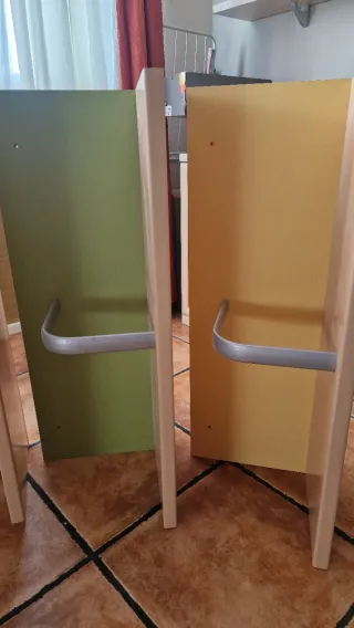 Estantería pared madera y metal, AMARILLO Y VERDE.