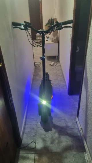 Patinete Eléctrico con Luces LED Azules