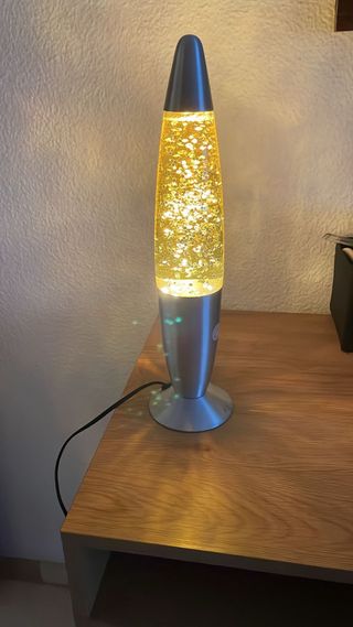 Lámpara de lava plateada y amarilla