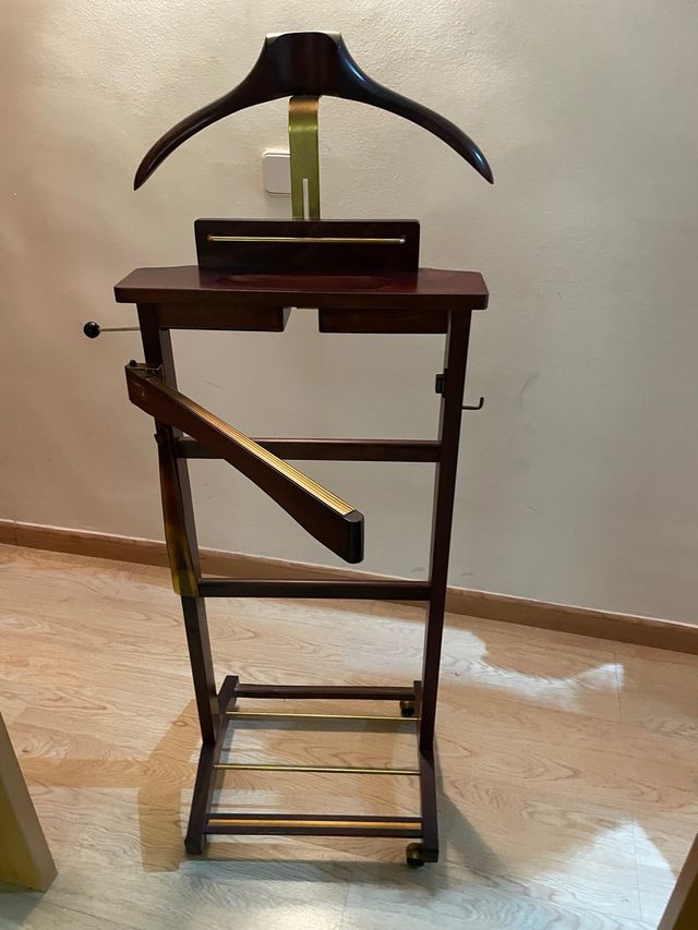 Galán de noche clásico en madera maciza con ruedas