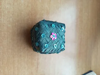 Caja trenzada decorada