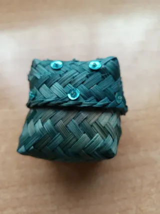 Caja trenzada decorada