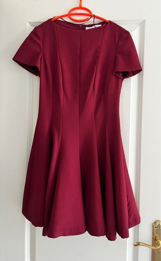 Vestido corto burdeos Zara de manga corta