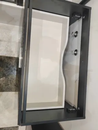 Mueble de lavabo negro con diseño acanalado