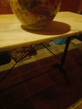 Mesa de terraza metálica y marmol