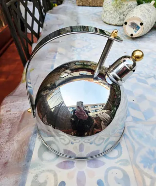 Tetera de acero con diseño