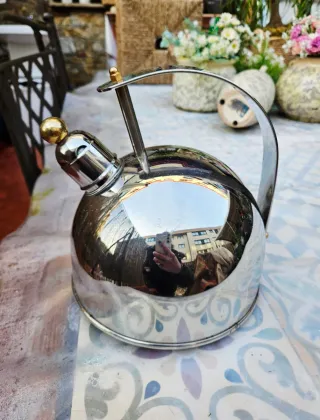 Tetera de acero con diseño