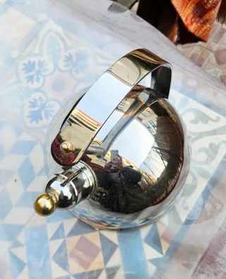 Tetera de acero con diseño